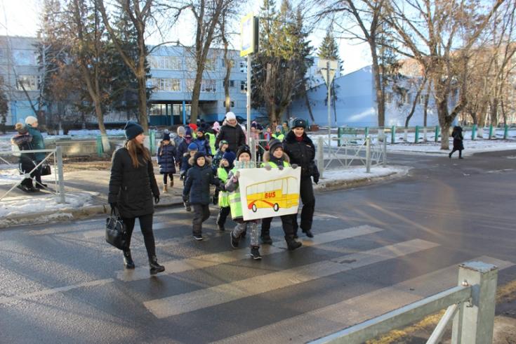 В Пензе автоинспекторы и школьники изучают безопасный маршрут из школы домой