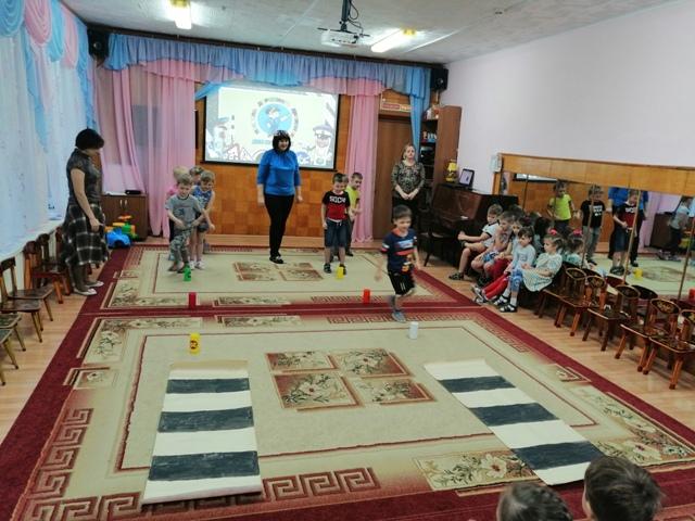 Сотрудники Госавтоинспекции Сафоновского района в игровой форме изучили с воспитанниками детского сада Правила дорожного движения