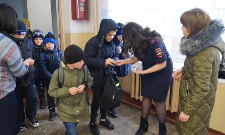 В зауральских школах установили контроль за ношением детьми световозвращающих элементов