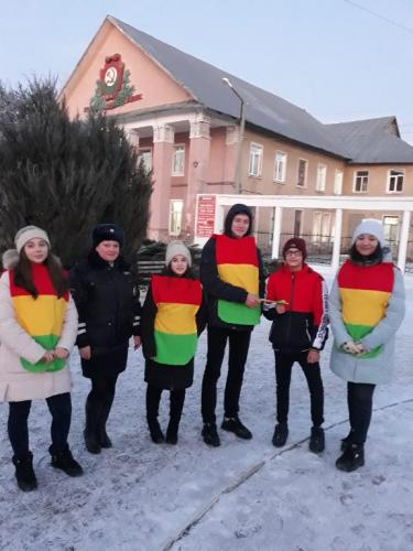 Сотрудники ГИБДД города Ершова провели акцию по популяризации применения световозвращающих элементов