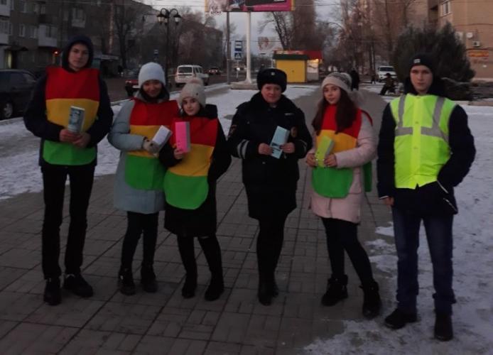 Сотрудники ГИБДД города Ершова провели акцию по популяризации применения световозвращающих элементов