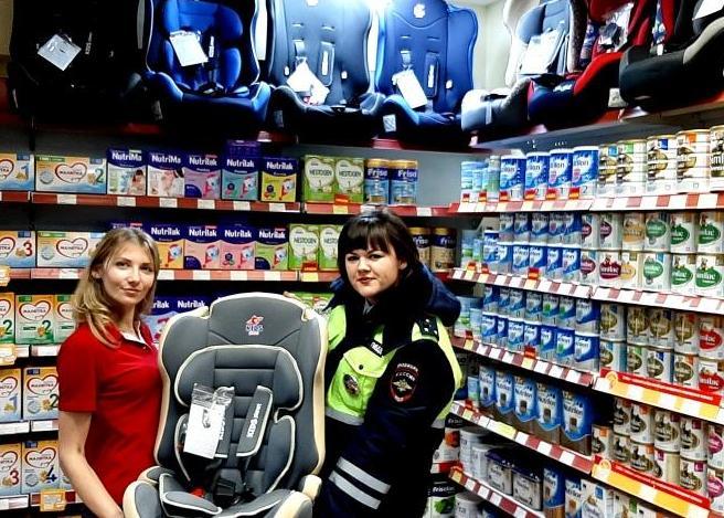 Белгородские автоинспекторы помогли водителям-родителям выбрать детское автокресло