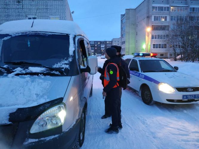Госавтоинспекция Кольского района совместно с представителями ЮИД провели акцию «Водитель, пропусти пешехода!»