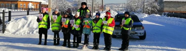 «Живая инсталляция» Чойских школьников обратила внимание водителей на актуальные проблемы безопасности