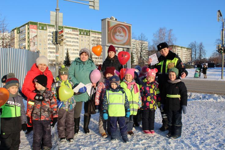 Малыши детского сада № 43 и сотрудники ГИБДД призвали пешеходов соблюдать ПДД