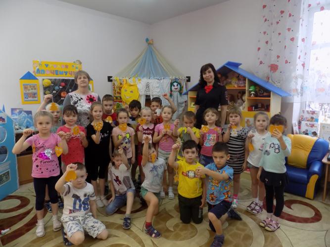 Сотрудники ГИБДД и воспитатели провели для дошколят Верхнепышминского детского сада № 17 «мастер-класс» по изготовлению световозвращающих элементов