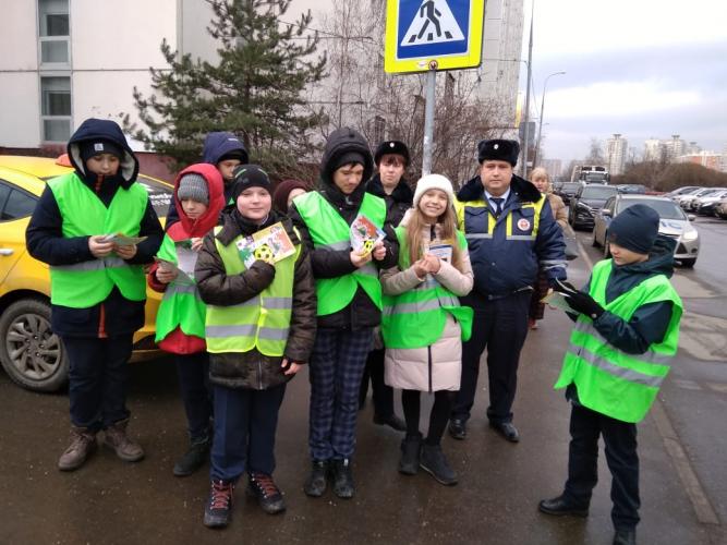 На юге-востоке Москвы сотрудники ГИБДД провели акцию совместно с Юными инспекторами движения
