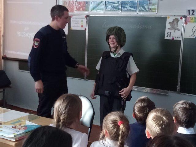 В поселке Гостеприимный сотрудники Госавтоинспекции провели беседу с учащимися школы