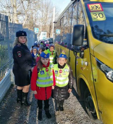 В преддверии увеличения числа поездок автоинспекторы напоминают правила безопасности юным пассажирам автобусов
