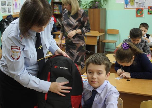 Балахтинские госавтоинспекторы провели акцию «Мастерская световозвращателей»