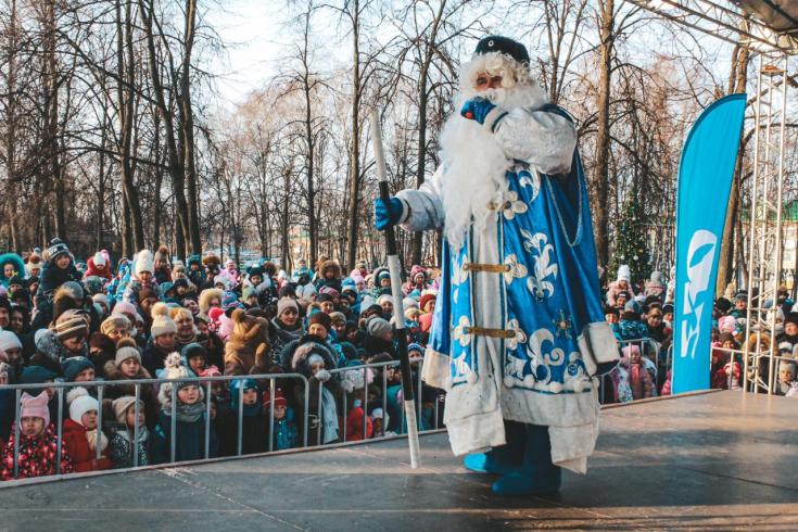 В Чебоксарах Всероссийский Дед Мороз встретился со своим полицейским коллегой и детворой
