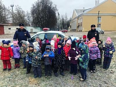 СОТРУДНИКИ ГОСАВТОИНСПЕКЦИИ С ВОСПИТАННИКАМИ В ДЕТСКОМ САДУ №1 ГОРОДА ПОЧИНКА ОРГАНИЗОВАЛИ ЗНАКОМСТВО С РАБОТОЙ СЛУЖБЫ ГИБДД