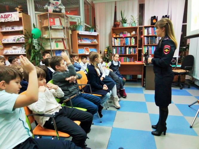 Юным читателям окружной столицы напомнили о дорожной безопасности