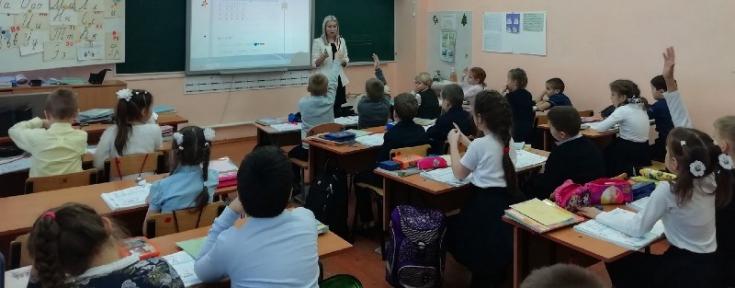 В Енисейске дорожные полицейские проводят экспресс инструктажи с учащимися начальных классов