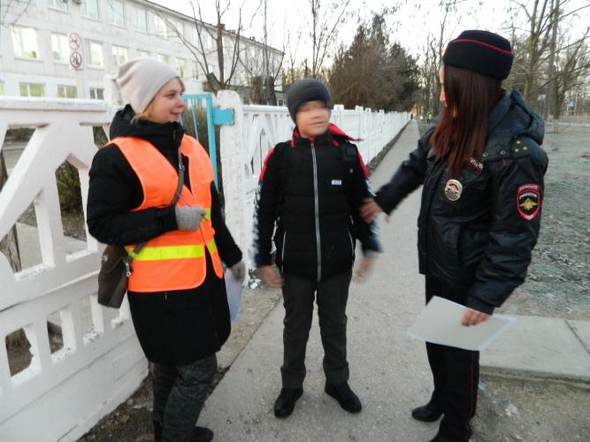 В Нижнегорском районе сотрудники ГИБДД и «Родительский патруль» провели совместный рейд вблизи образовательных учреждений