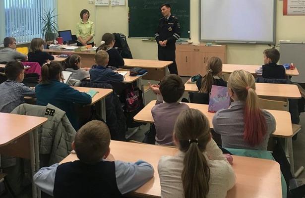 Профилактическая беседа по ПДД состоялась в школе на Синявинской перед каникулами