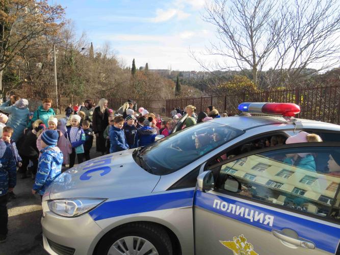 В гости к ялтинским школьникам на патрульном автомобиле приехали инспекторы ГИБДД