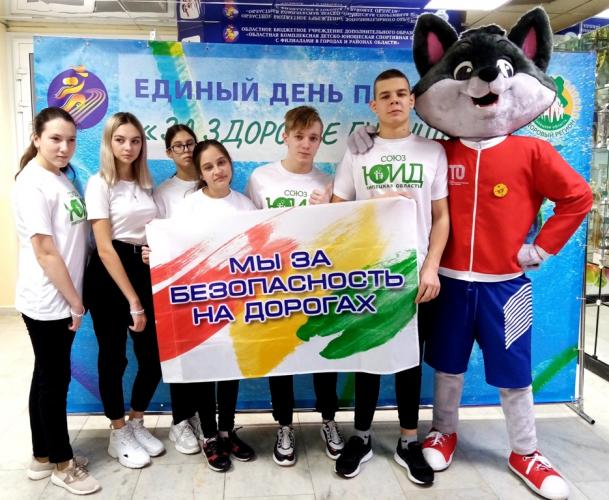 Липецкие призеры европейских конкурсов по ПДД посвятили спортивный заплыв дорожной безопасности