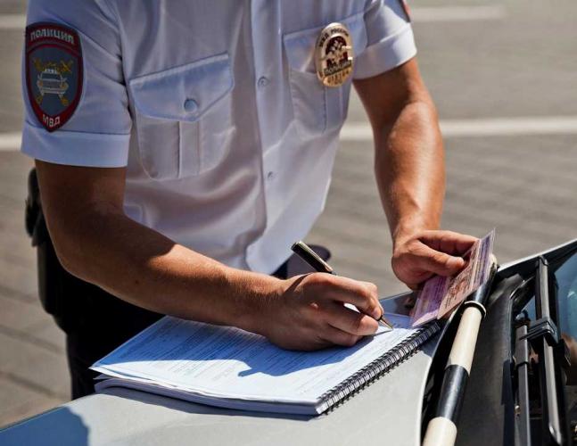 Может ли сотрудник ГИБДД не отдавать документы после проверки