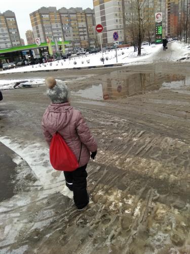 Когда идет дождь или оттепель, часто на пешеходных переходах образуются глубокие лужи
