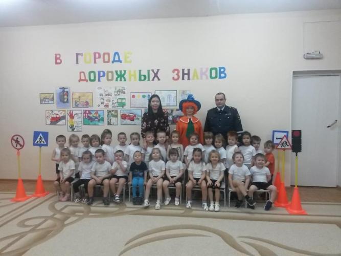В городе Лабытнанги автоинспекторы совместно с педагогами провели мероприятие «Примерный пешеход»
