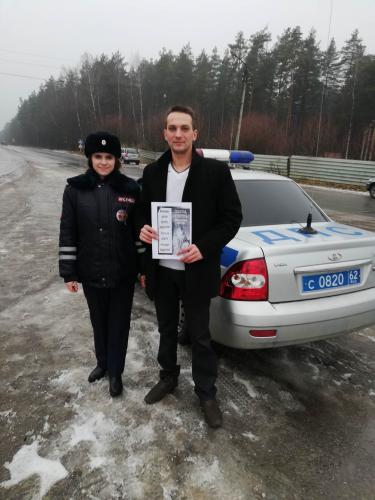 «Будь заметен на дороге!» В Касимове сотрудники ГИБДД напомнили участникам дорожного движения о пользе световозвращающих элементов