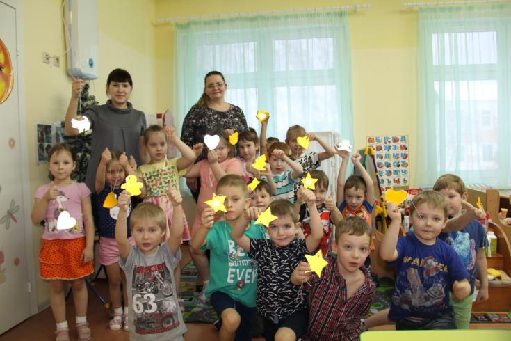 Сотрудники ГИБДД и воспитатели провели для дошколят Среднеуральского детского сада № 3 «мастер-класс» по изготовлению световозвращающих элементов