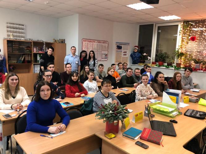 Встреча сотрудников Госавтоинспекции с будущими водителями, направленная на разъяснение требований ПДД и преимущества пользования госуслугами, состоялась накануне в Верхнепышминской автошколе