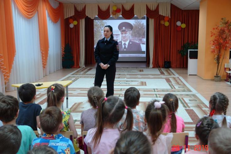 Госавтоинспекторы Югры приняли участие в мероприятии по профессиональной ориентации