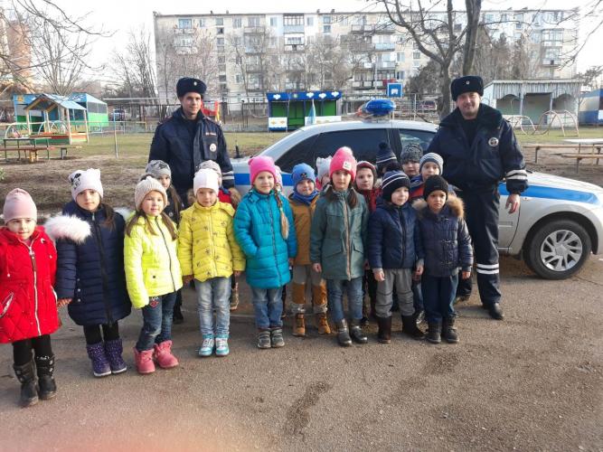 В преддверии зимних каникул сотрудники Госавтоинспекции Симферопольского района в школах и садиках проводят занятия по Правилам дорожного движения