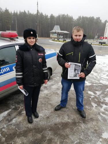 «Будь заметен на дороге!» В Касимове сотрудники ГИБДД напомнили участникам дорожного движения о пользе световозвращающих элементов