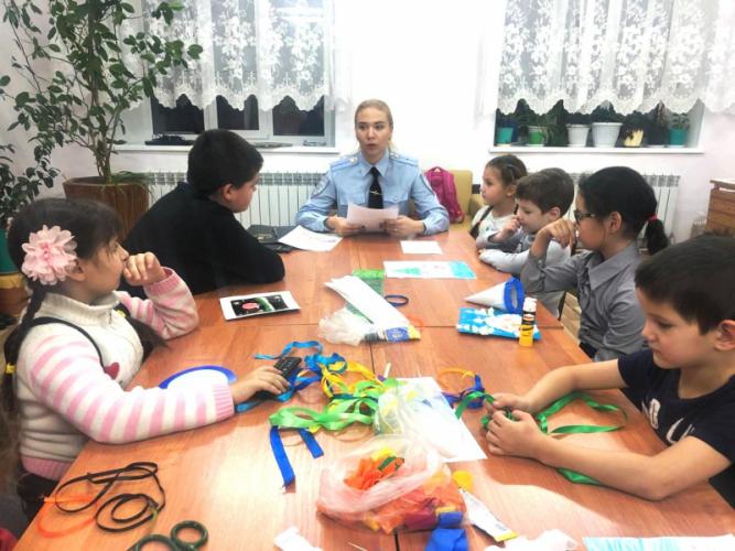 В Магаданской области сотрудники полиции проводят беседы со школьниками