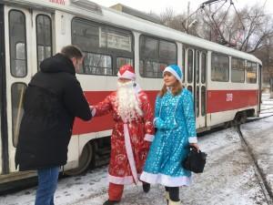 В Самаре по маршруту № 3 курсирует трамвай под управлением Деда Мороза