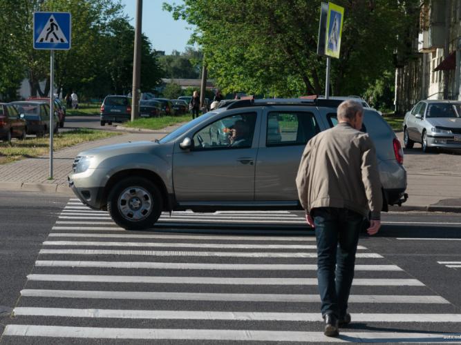 Пешеход только встал на «зебру» - надо ли тормозить и будет ли штраф?