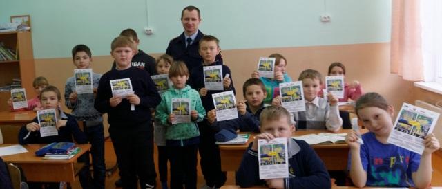 В Краснотуранском районе сотрудники ГИБДД провели для школьников эксперимент со световозвращающими элементами