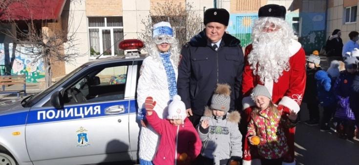Ставропольские автоинспекторы поддержали всероссийскую акцию «Полицейский Дед Мороз»
