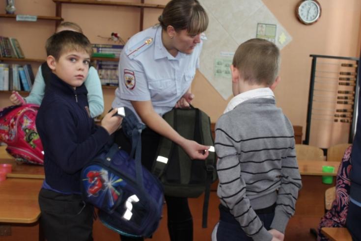 В Иланском районе сотрудники ГИБДД и ПДН проводят работу с детьми в отдаленных сельских местностях