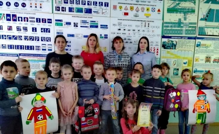 Сотрудники новоуренгойской Госавтоинспекции поговорили с маленькими участниками дорожного движения о пользе световозвращающих элементов