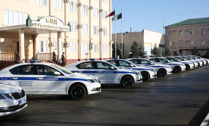 Глава МВД по Адыгее Владимир Алай вручил сотрудникам ГИБДД ключи от новых служебных автомобилей