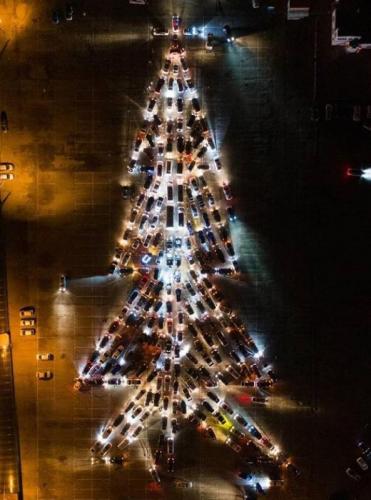 На Ставрополье автолюбители и сотрудники Госавтоинспекции собрали «Автоелку» из более 200 автомобилей