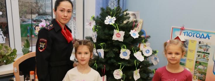 На Новогодних елках подмосковных детских садов появились снежинки с дорожными знаками