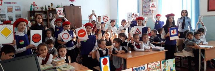 Юные инспекторы движения Кабардино-Балкарии готовят первоклассников к безопасным каникулам