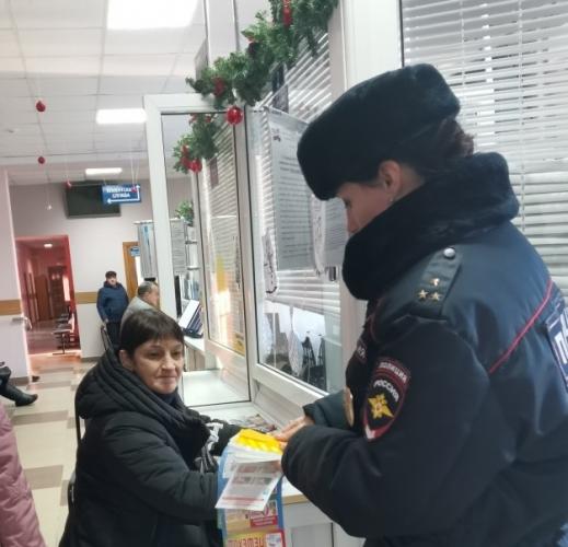 В Брянской области посетителям Пенсионного фонда автоинспекторы напомнили о безопасном поведении при участии в дорожном движении