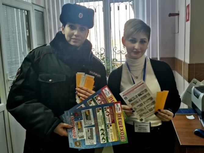 В Брянской области посетителям Пенсионного фонда автоинспекторы напомнили о безопасном поведении при участии в дорожном движении