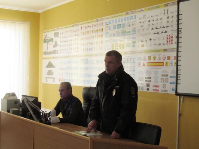 В Белогорском районе Госавтоинспекторы посетили учащихся автошколы с профилактической беседой