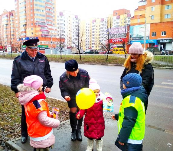 Сотрудники курской Госавтоинспекции провели акцию «Внимание, пешеход!» совместно с родительским патрулем