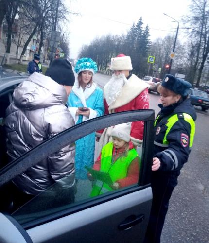 Сегодня в Великих Луках состоялась акция «Полицейский Дед Мороз»
