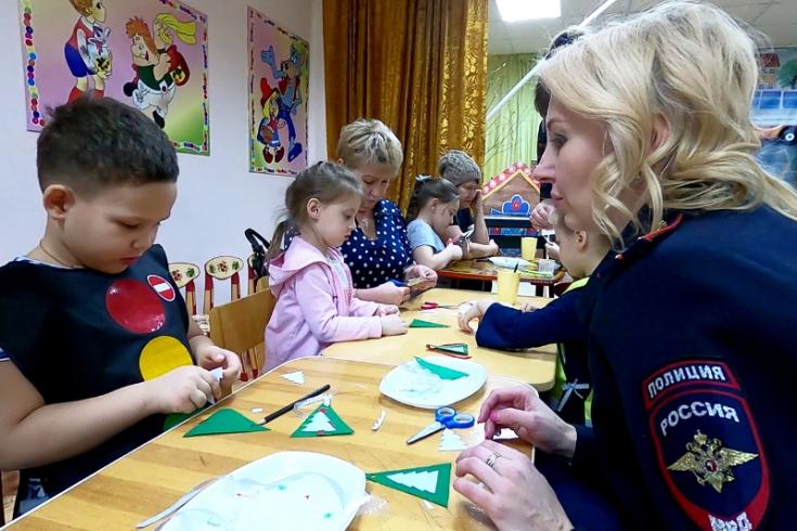 Сотрудники Госавтоинспекции в Ачинске открыли мастерскую новогодних световозвращателей
