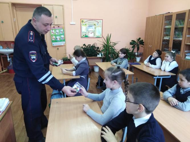 «Засветись на дороге вместе с ГИБДД». Инспекторы ГИБДД напомнили школьникам о необходимости использования на одежде световозвращающих элементов
