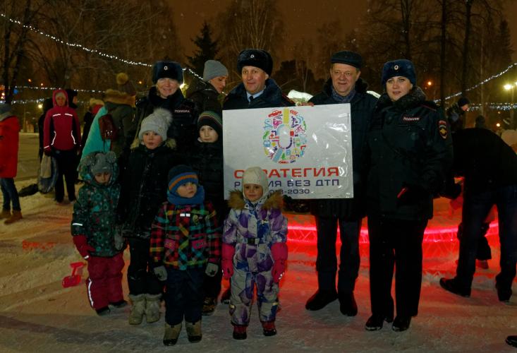 Мэр Томска и конкурсанты фестиваля ледовых скульптур «Хрустальный Томск» поддержали Всероссийскую Стратегию безопасности дорожного движения